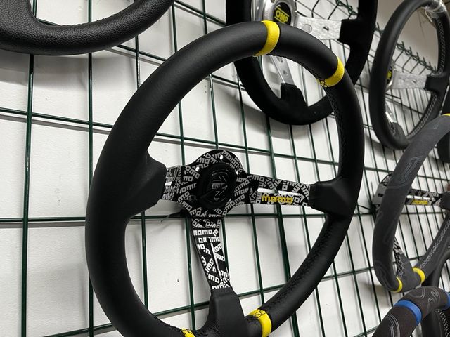 Volante Momo Competição em couro