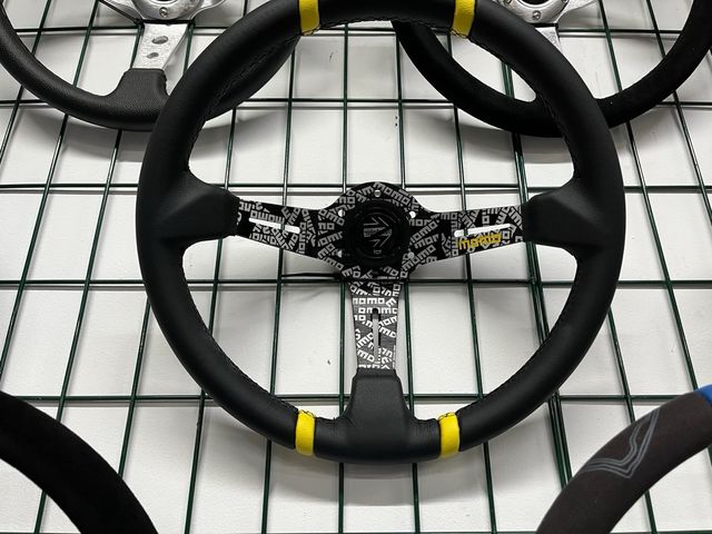 Volante Momo Competição em couro