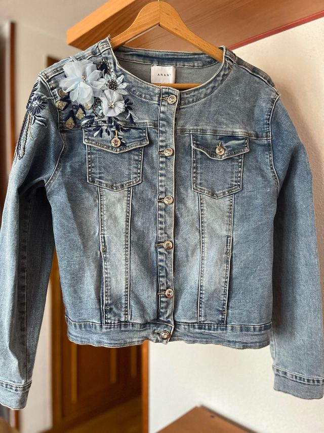 Cazadora vaquera adornos florales