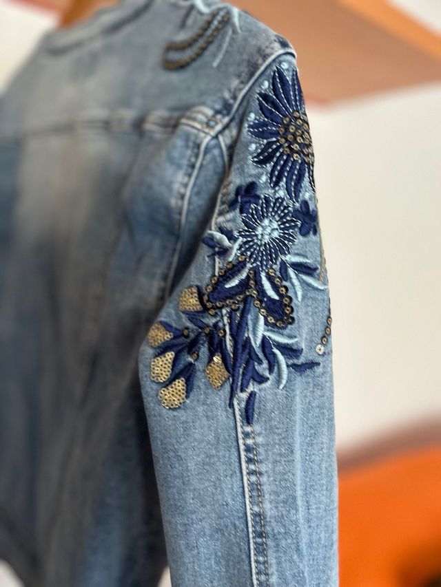 Cazadora vaquera adornos florales