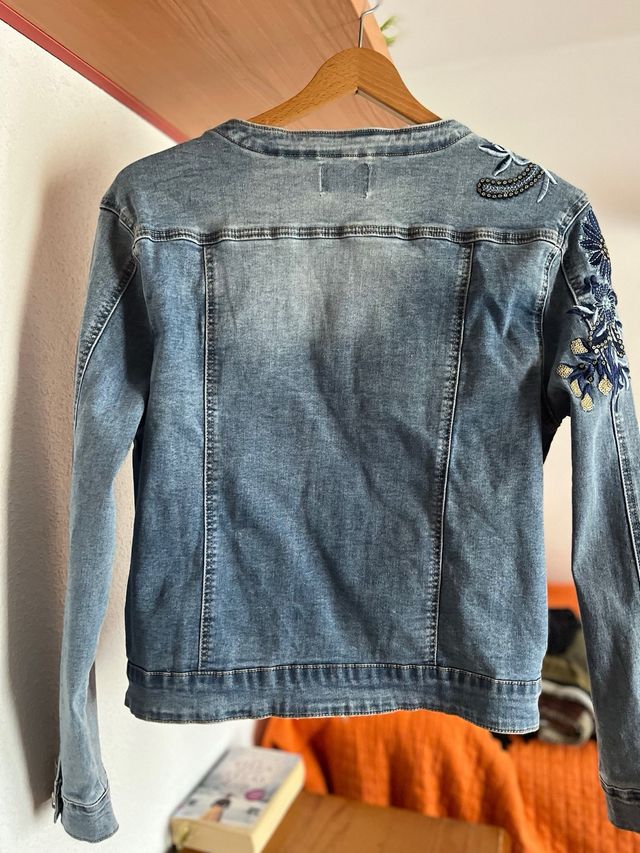 Cazadora vaquera adornos florales