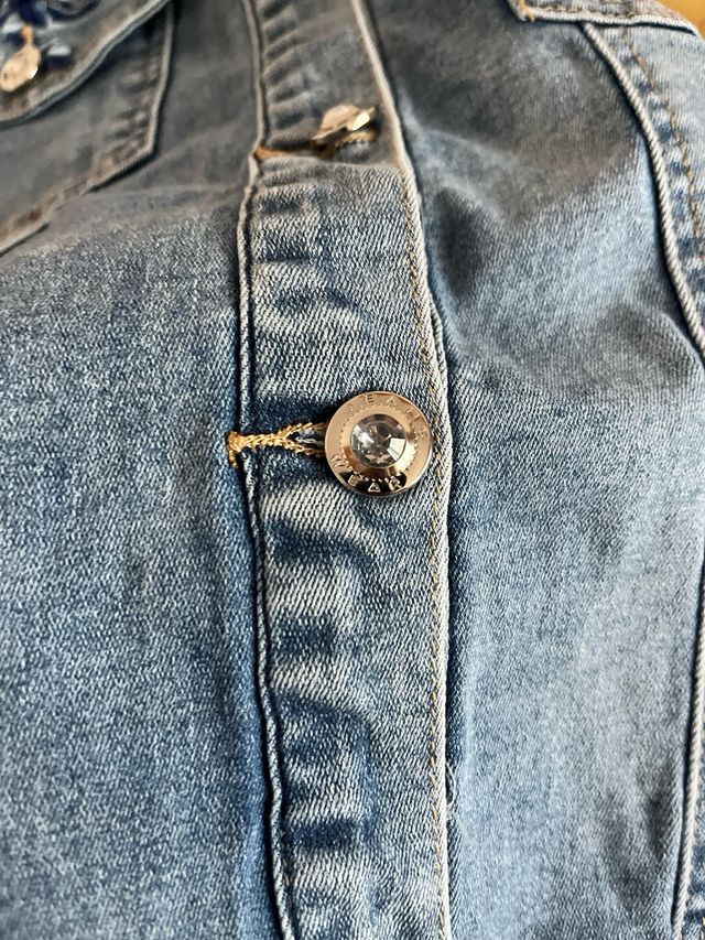 Cazadora vaquera adornos florales