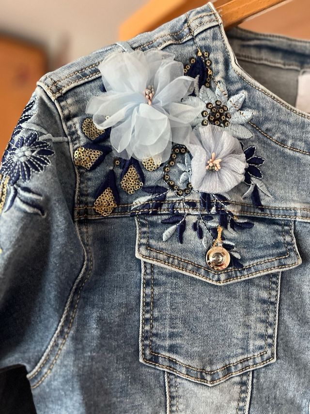 Cazadora vaquera adornos florales