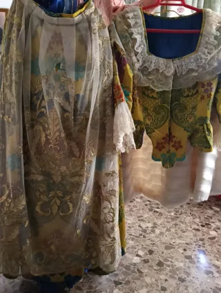 Traje de Fallera Talla 38 Multicolor.