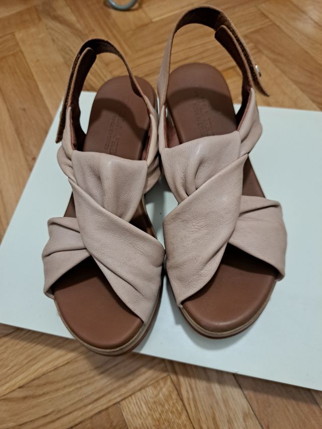 Sandalias de piel beige con plataforma