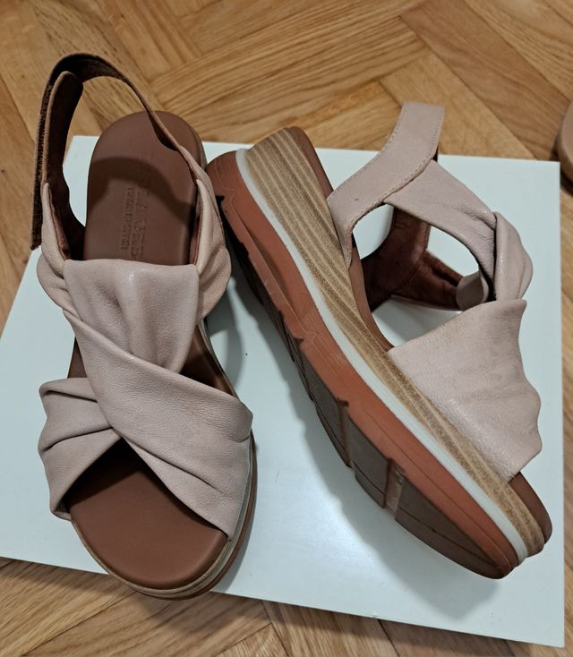 Sandalias de piel beige con plataforma
