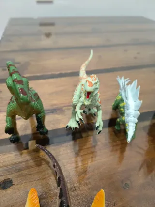 Lote de dinosaurios de juguete