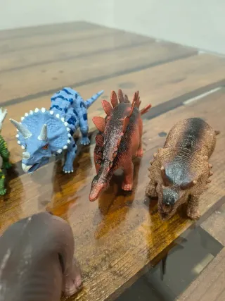 Lote de dinosaurios de juguete