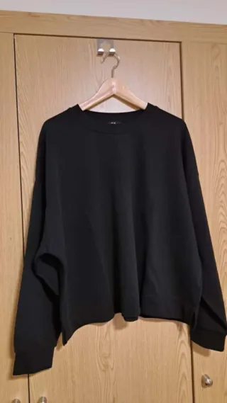 Sudadera negra básica