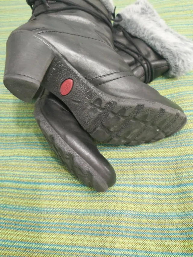 Botas negras con pelo