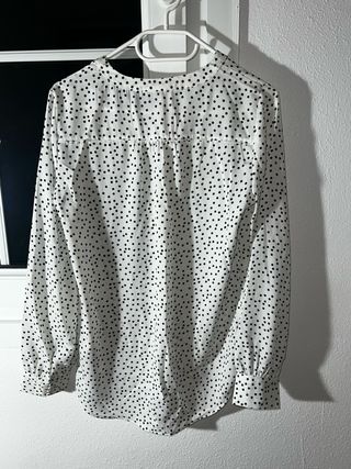 Camisa Kiabi lunares blanca y negra