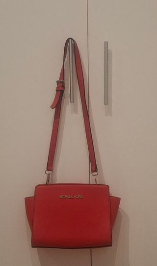 Bolso rojo de Michael Kors