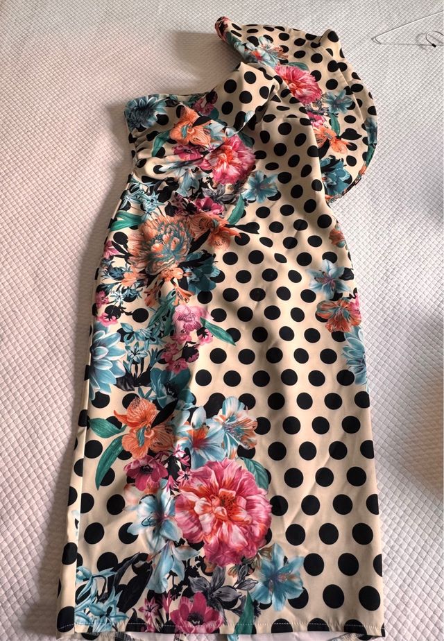 Vestido floral con lunares