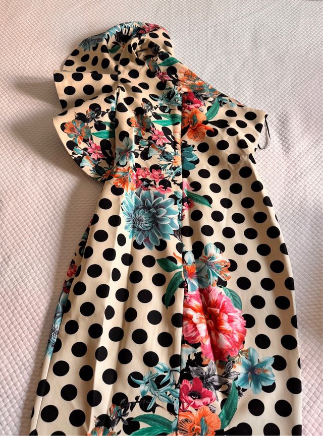 Vestido floral con lunares