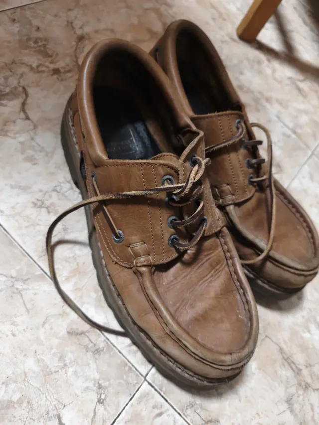 Zapatos náuticos de piel marrón