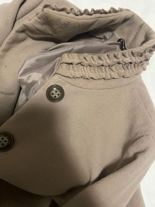 Cappotto beige con rouches