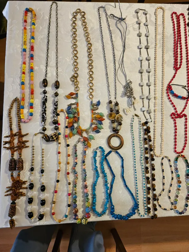 Lote33 di collane e bracciali