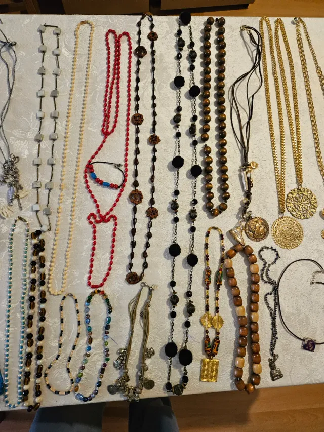 Lote33 di collane e bracciali