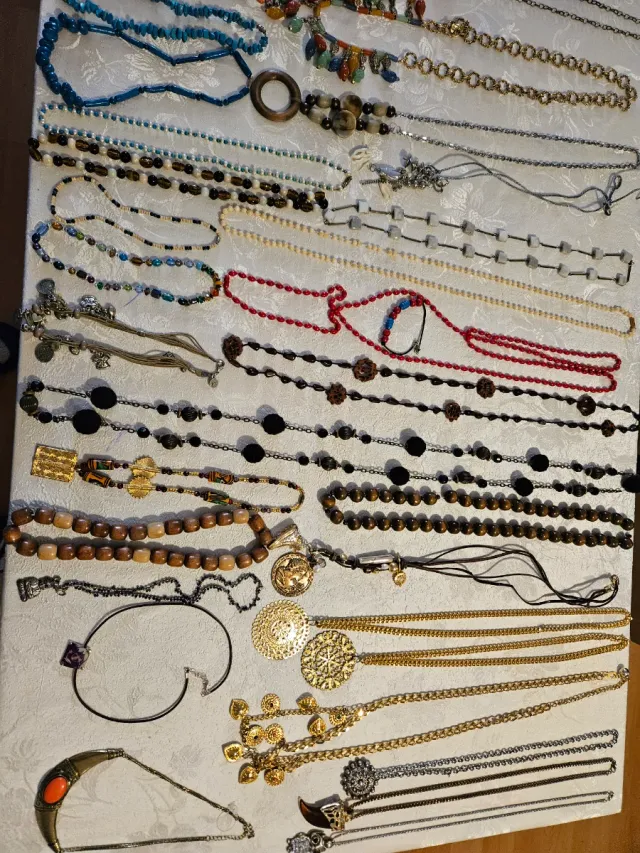 Lote33 di collane e bracciali