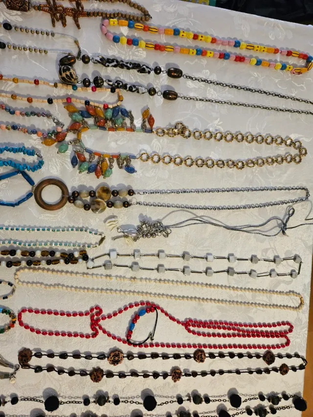 Lote33 di collane e bracciali