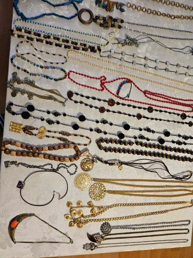 Lote33 di collane e bracciali
