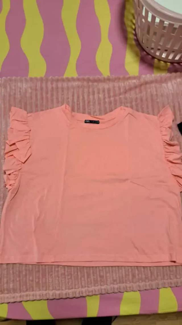 Camiseta Zara volantes mangas rosa