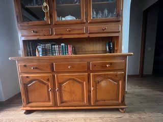 Mueble de comedor de madera y cristal