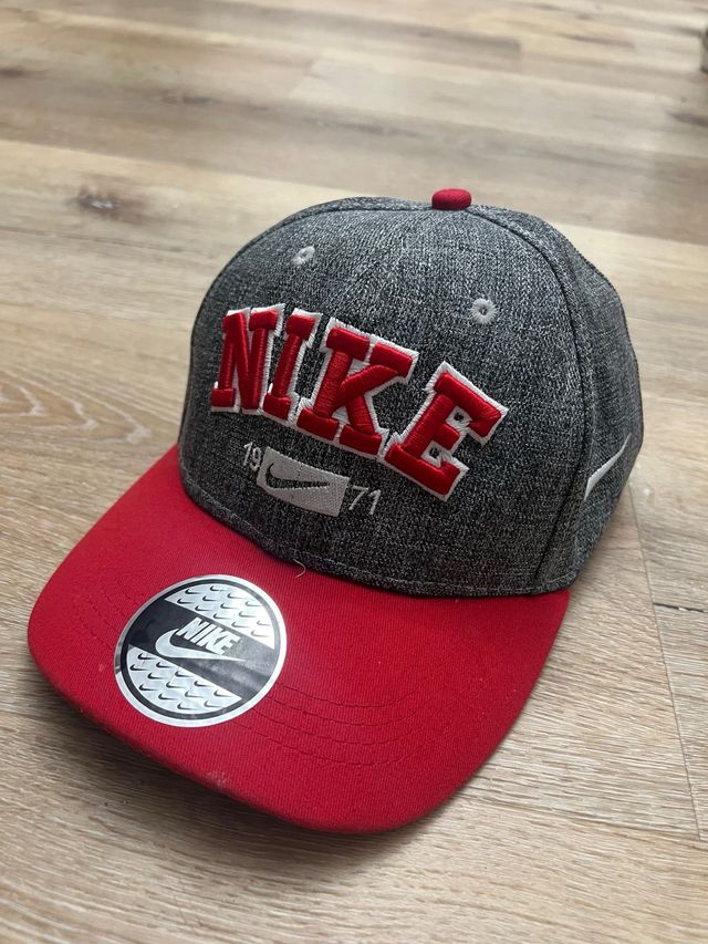 Cappellino Nike Grigio e Rosso