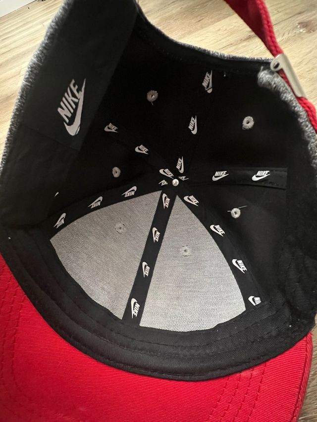 Cappellino Nike Grigio e Rosso