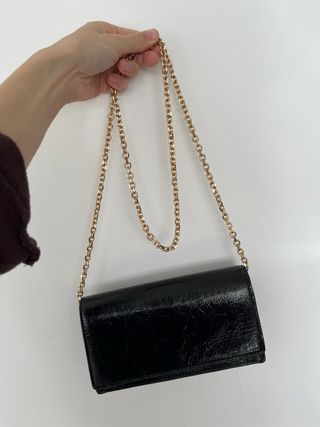 Bolso negro con cadena dorada