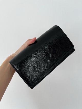 Bolso negro con cadena dorada