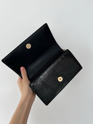 Bolso negro con cadena dorada