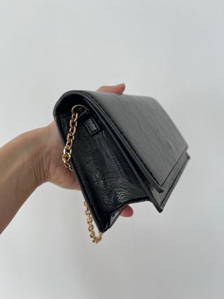 Bolso negro con cadena dorada