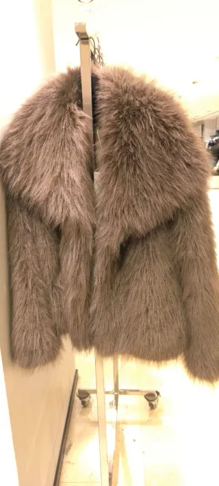 Abrigo de pelo en tendencia súper suave