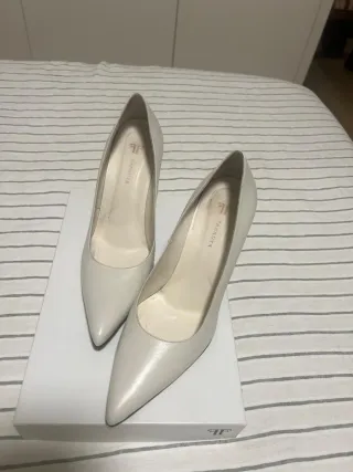 Zapatos de piel beige y tacón marrón