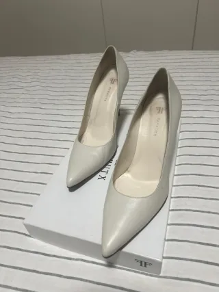 Zapatos de piel beige y tacón marrón