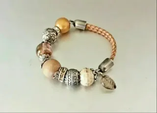 Pulsera de cuero trenzado con abalorios