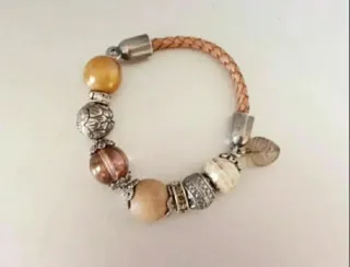 Pulsera de cuero trenzado con abalorios