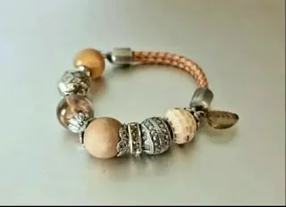 Pulsera de cuero trenzado con abalorios