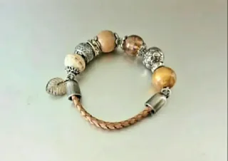 Pulsera de cuero trenzado con abalorios