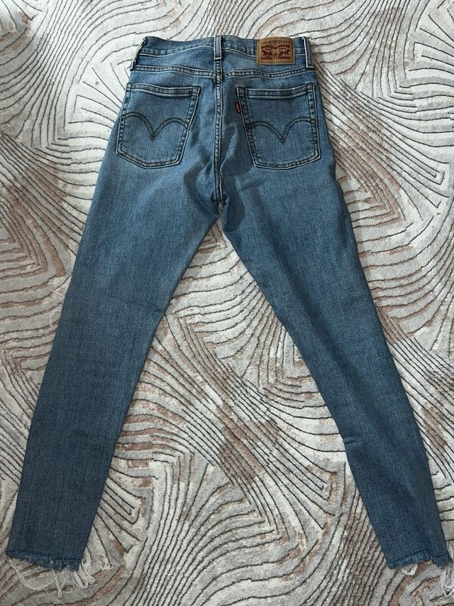 Vaqueros Levi's desgastados talla 27