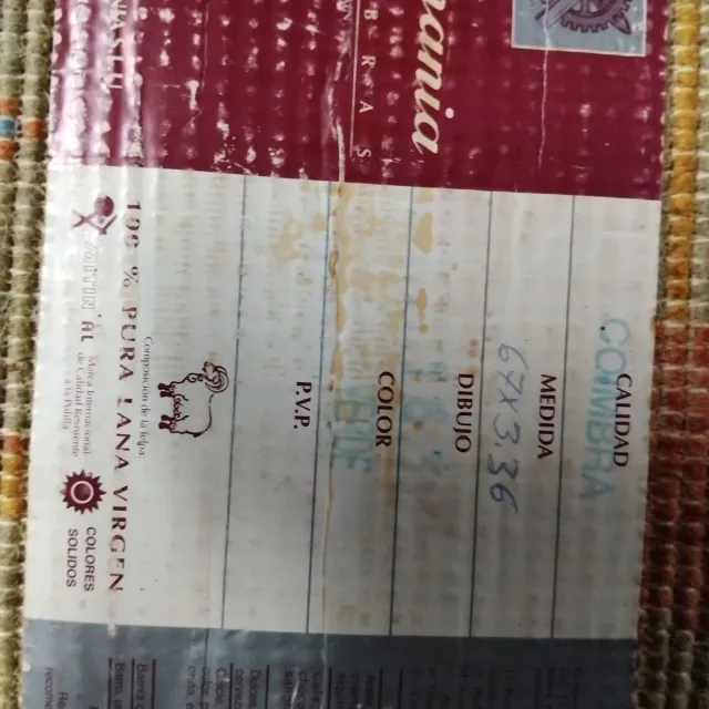 Alfombras de pasillo verdes y rojos y amarillos .