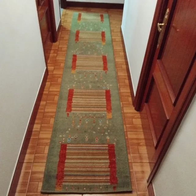 Alfombras de pasillo verdes y rojos y amarillos .