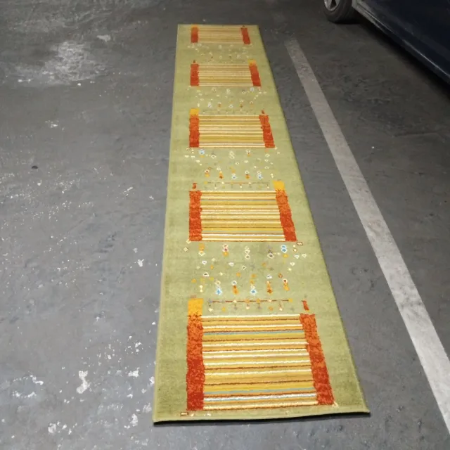 Alfombras de pasillo verdes y rojos y amarillos .