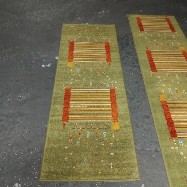 Alfombras de pasillo verdes y rojos y amarillos .