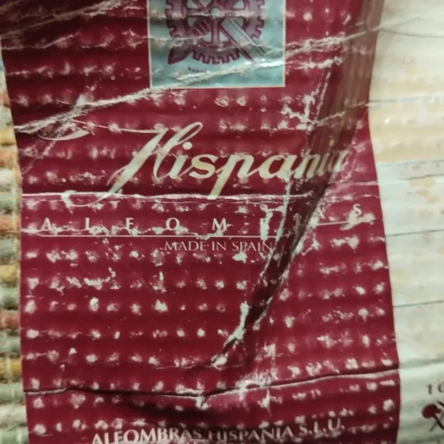 Alfombras de pasillo verdes y rojos y amarillos .