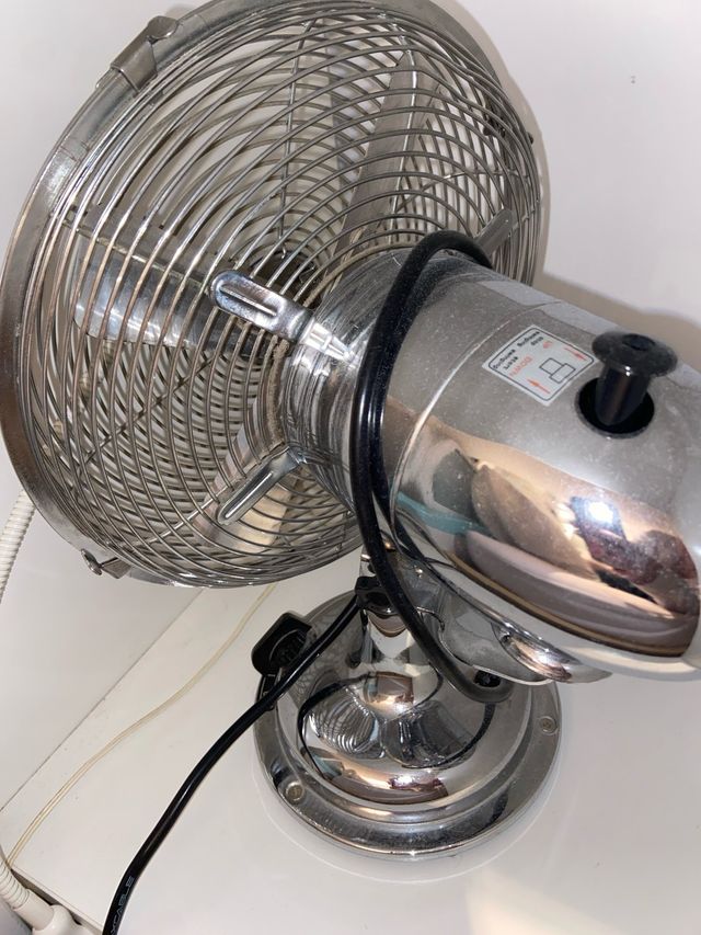 Ventilador de sobremesa plateado