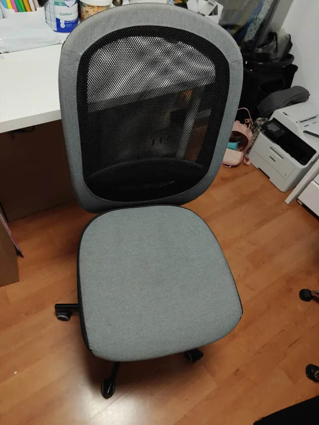 Silla de oficina ergonómica gris