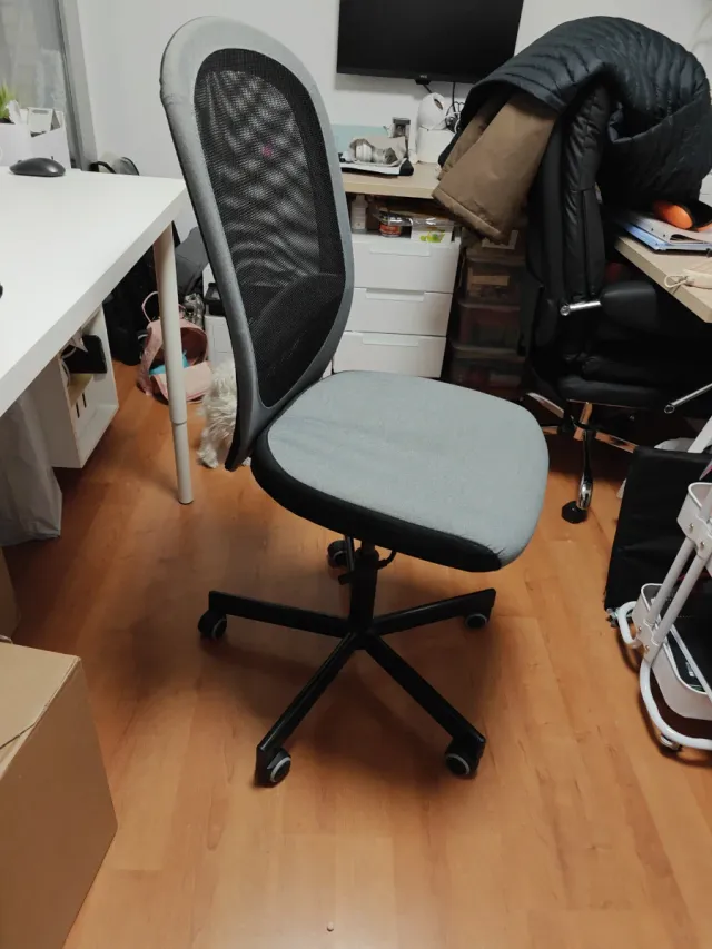 Silla de oficina ergonómica gris