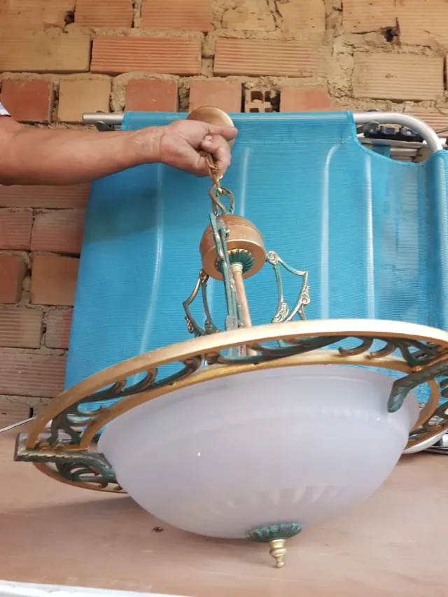 Lampada da soffitto dorata e verde